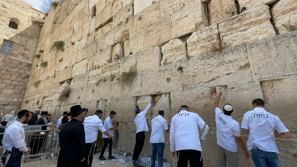 removing notes from the kotel